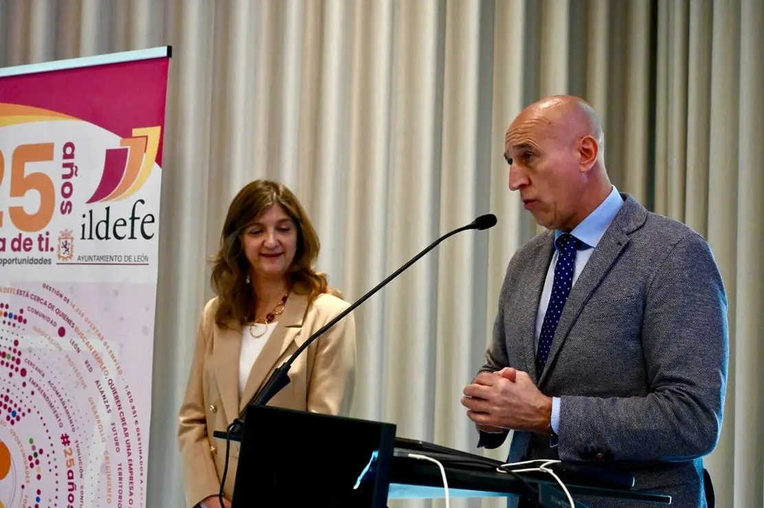 El alcalde de Le&oacute;n, Jos&eacute; Antonio Diez, y la rectora de la Universidad de Le&oacute;n, Nuria Gonz&aacute;lez, participan en el encuentro de &lsquo;networking&rsquo; entre j&oacute;venes del Programa de Becas por el Talento y directivos de empresas leonesas. Foto: Peio Garc&iacute;a.