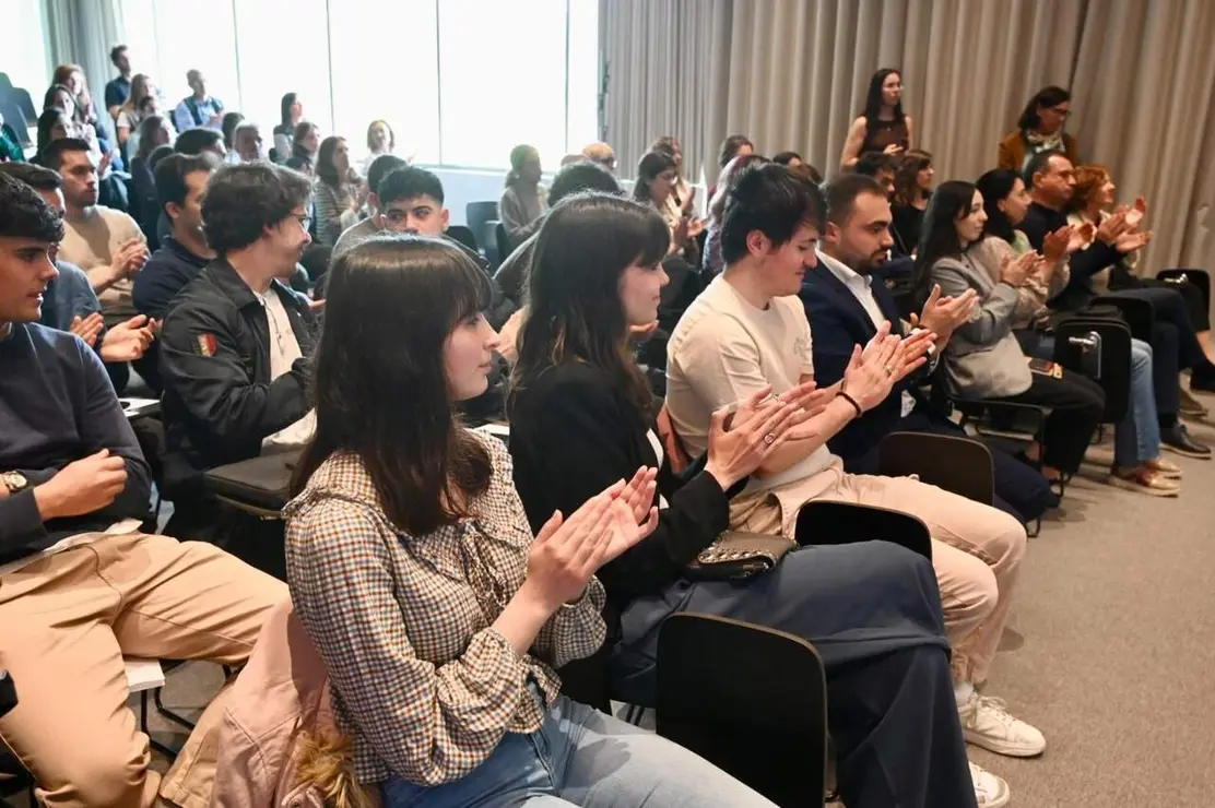 El alcalde de Le&oacute;n, Jos&eacute; Antonio Diez, y la rectora de la Universidad de Le&oacute;n, Nuria Gonz&aacute;lez, participan en el encuentro de &lsquo;networking&rsquo; entre j&oacute;venes del Programa de Becas por el Talento y directivos de empresas leonesas. Foto: Peio Garc&iacute;a.