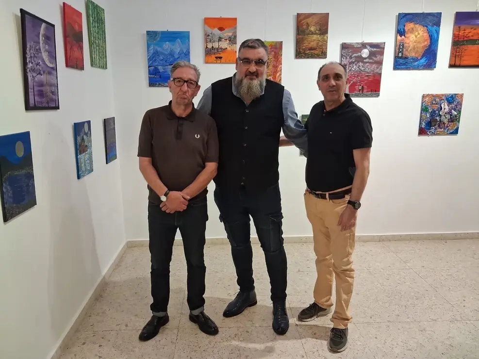La Casa de Cultura de Trobajo del Camino ha inaugurado la exposici&oacute;n 'Territorios del Alma', una muestra del artista Claudio Constantin que podr&aacute; visitarse durante las pr&oacute;ximas semanas. El acto de apertura cont&oacute; con la asistencia del concejal de Cultura, Manuel Romero, y del concejal de Personal, Andr&eacute;s Vidales. Fotos: Isaac Llamazares