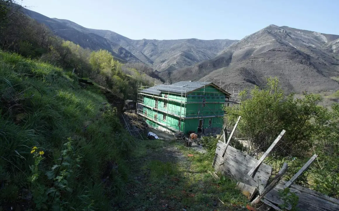 Avanza la rehabilitaci&oacute;n del pueblo berciano de Luc&iacute;o, con algunas casas ya en marcha, que fue arrasado por las llamas el pasado verano. Foto: C&eacute;sar S&aacute;nchez.