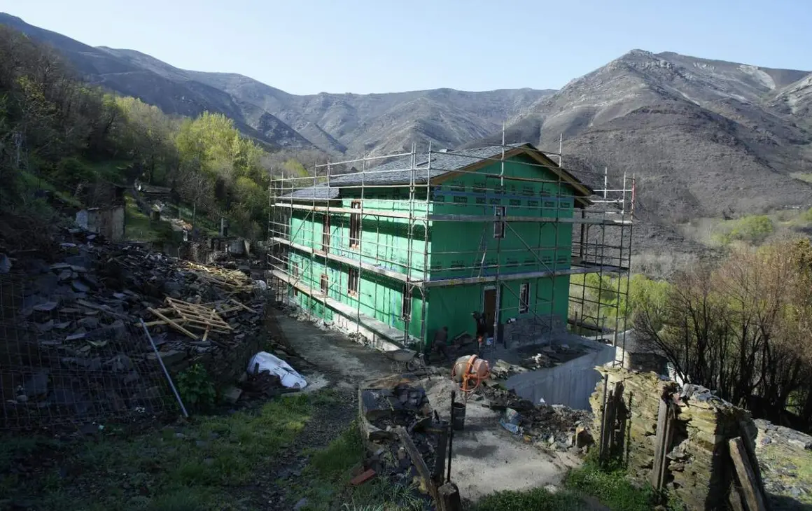 Avanza la rehabilitaci&oacute;n del pueblo berciano de Luc&iacute;o, con algunas casas ya en marcha, que fue arrasado por las llamas el pasado verano. Foto: C&eacute;sar S&aacute;nchez.