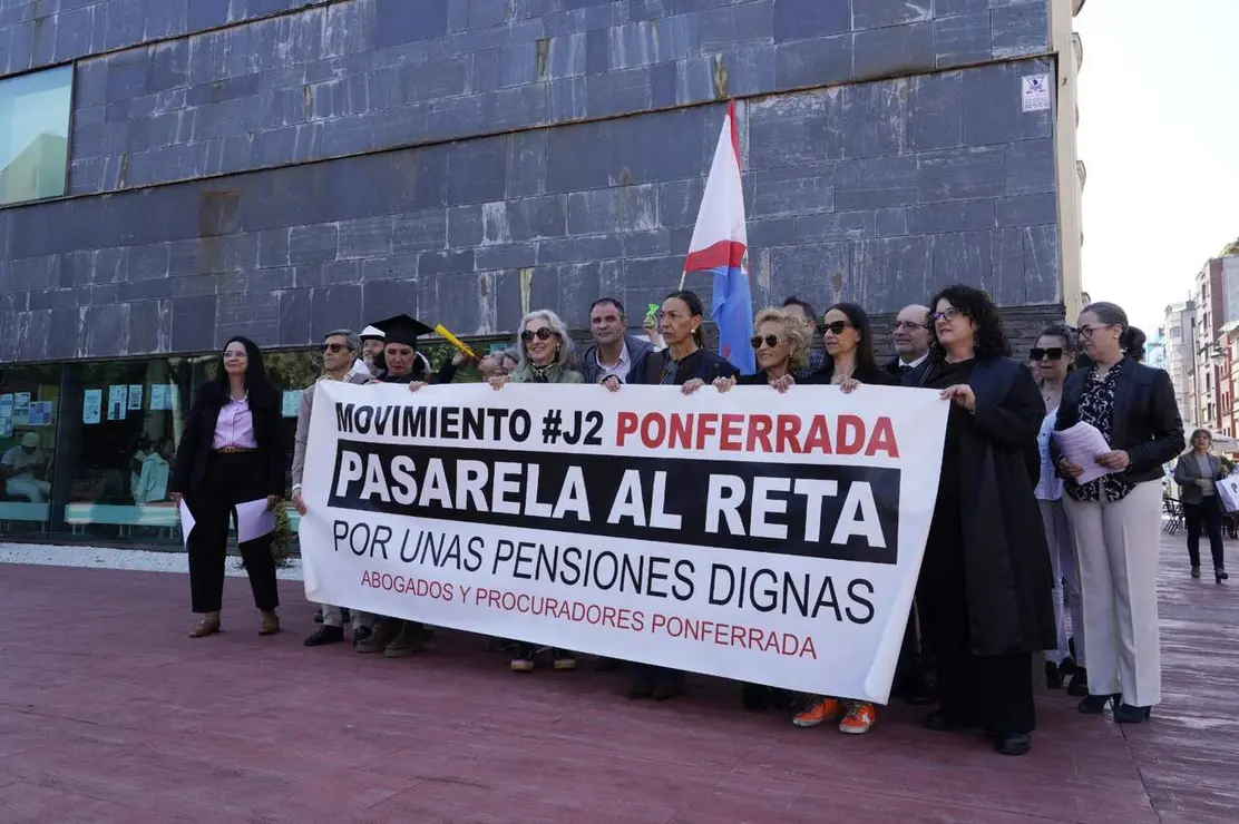 Abogados y procuradores de Ponferrada se concentran ante la sede del Instituto Nacional de la Seguridad Social, para reclamar el desbloqueo de la Proposici&oacute;n no de Ley para la pasarela al R&eacute;gimen Especial de Trabajadores Aut&oacute;nomos, Reta. Foto: C&eacute;sar S&aacute;nchez.