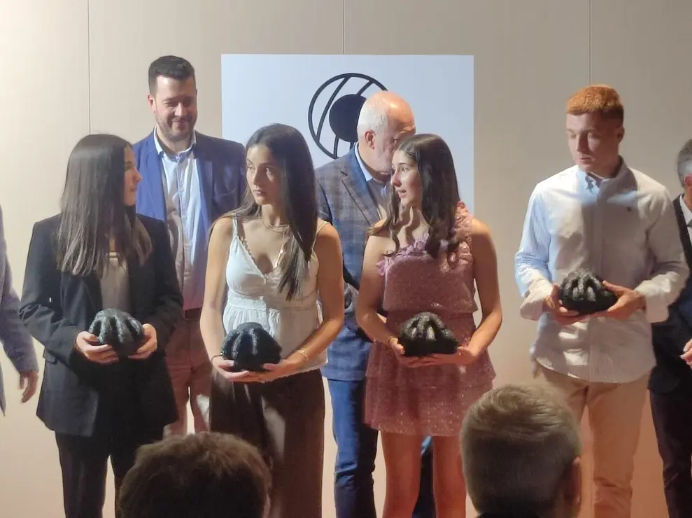 La ciudad de Le&oacute;n vivi&oacute; una noche de reconocimiento y celebraci&oacute;n con la III Gala de la Fundaci&oacute;n Manuel Mart&iacute;nez, celebrada con gran &eacute;xito en el Centro Deportivo Ol&iacute;mpico Le&oacute;n. La cita volvi&oacute; a demostrar su crecimiento al reunir a representantes institucionales, deportistas y agentes sociales en torno a un objetivo com&uacute;n: &ldquo;reconocer la excelencia y los valores del deporte&rdquo;. Fotos: M.A. Garc&iacute;a