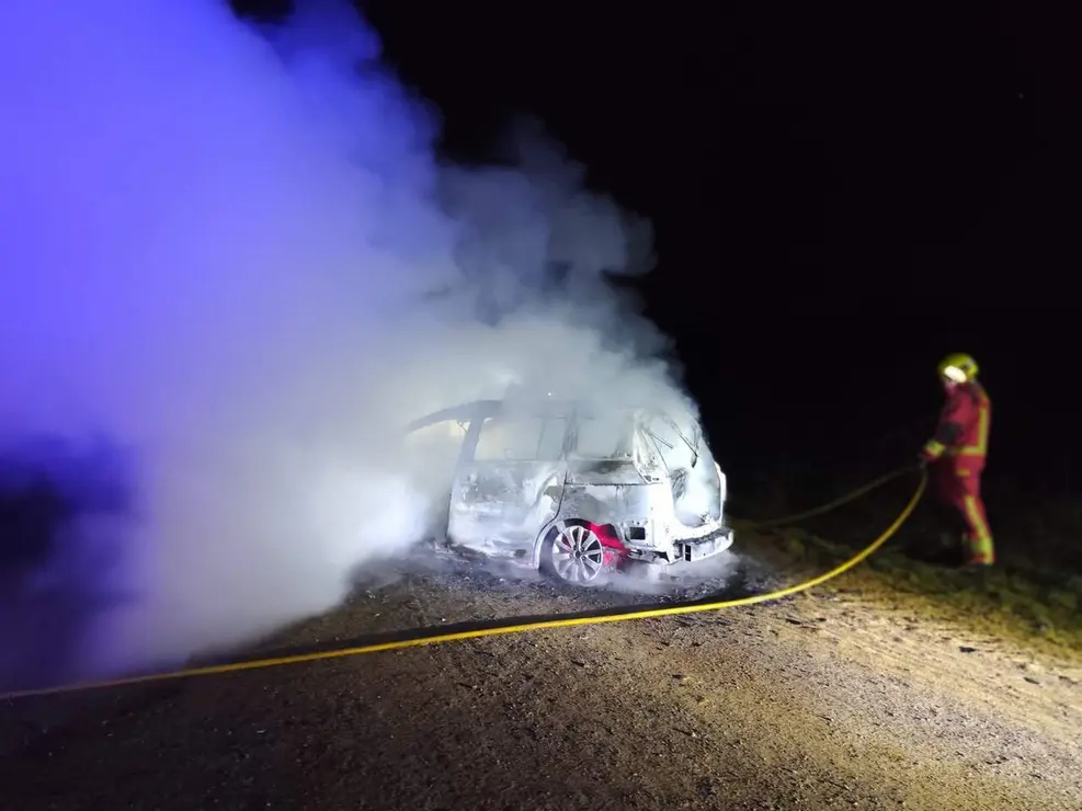 Las llamas calcinan de madrugada un veh&iacute;culo en Armunia sin causar da&ntilde;os personales. Foto: Bomberos de Le&oacute;n