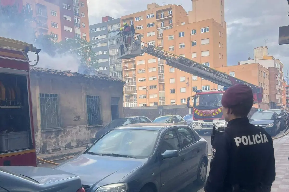 Un incendio en una casa en ruinas y ocupada en Padre Riesco genera alarma en San Mam&eacute;s. Fotos: Polic&iacute;a Local de Le&oacute;n.