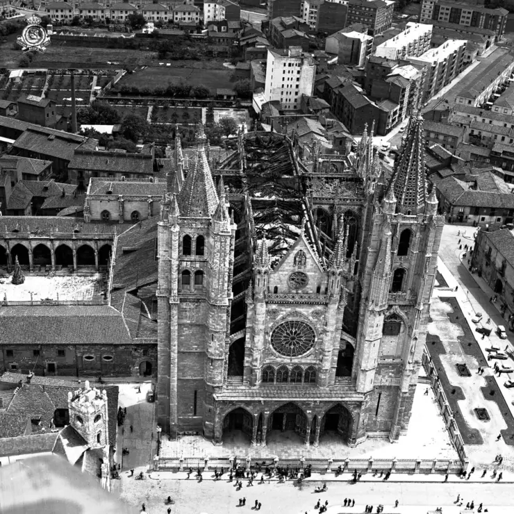 Incendio de la catedral de Le&oacute;n en 1966. Fotograf&iacute;a de C&eacute;sar Andr&eacute;s Delgado cedida por el Archivo del Cabildo Catedralicio