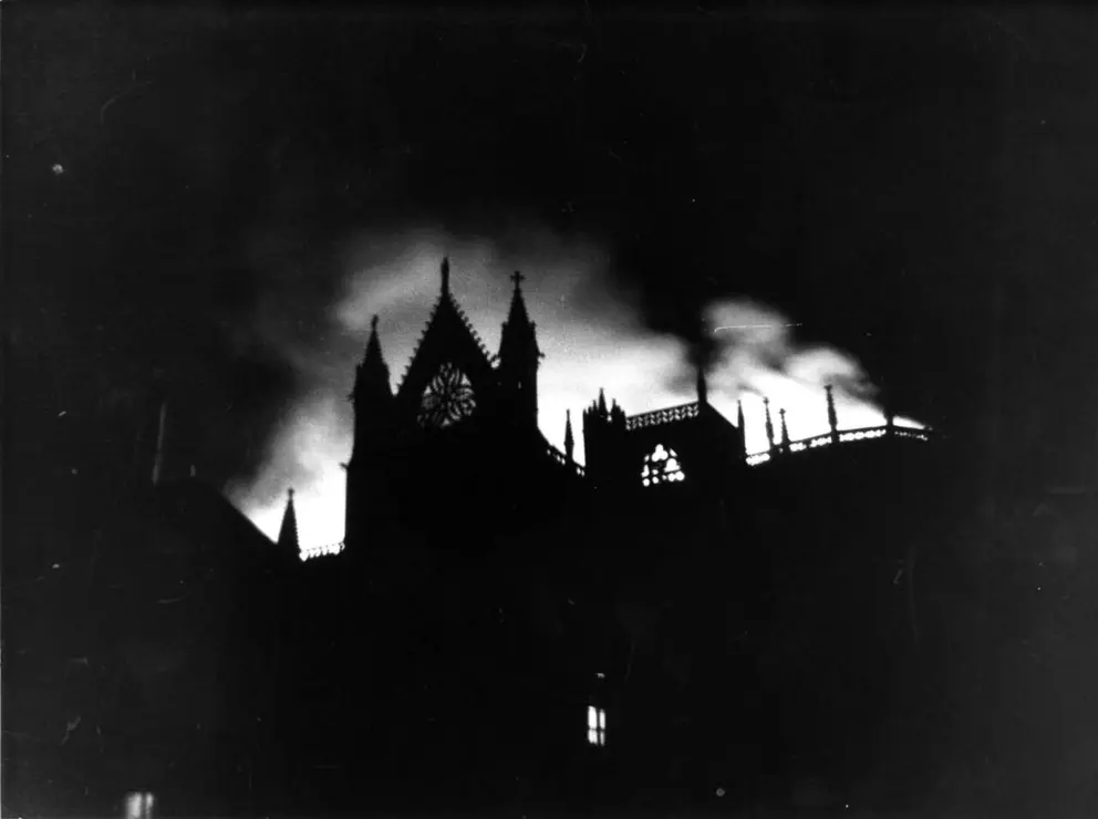 Incendio de la catedral de Le&oacute;n en 1966. Fotograf&iacute;a de C&eacute;sar Andr&eacute;s Delgado cedida por el Archivo del Cabildo Catedralicio