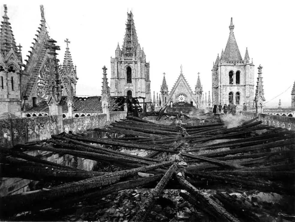 Incendio de la catedral de Le&oacute;n en 1966. Fotograf&iacute;a de C&eacute;sar Andr&eacute;s Delgado cedida por el Archivo del Cabildo Catedralicio