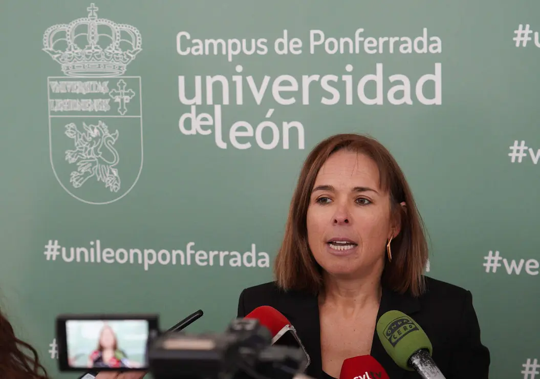 Las profesora de la Escuela de Ingenier&iacute;a Agraria del Campus de Ponferrada de la ULE, Flor &Aacute;lvarez Taboada, durante el inicio de los talleres #Plant&eacute;monos de sensibilizaci&oacute;n contra el fuego