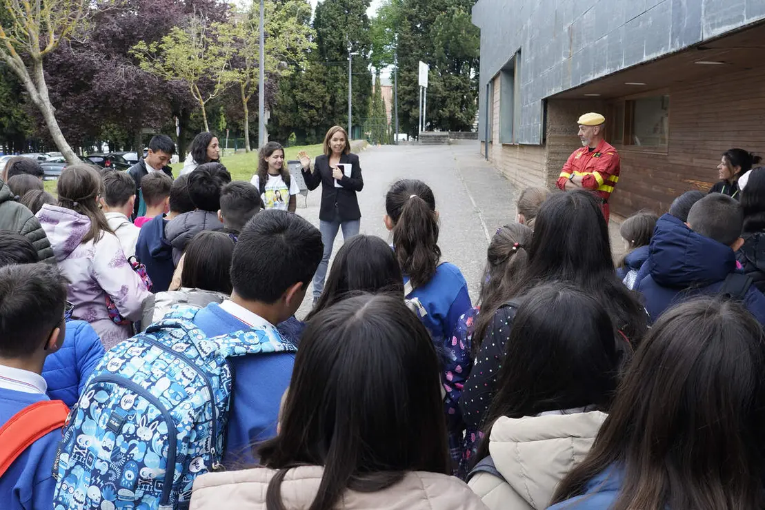 Las profesora de la Escuela de Ingenier&iacute;a Agraria del Campus de Ponferrada de la ULE, Flor &Aacute;lvarez Taboada, durante el inicio de los talleres #Plant&eacute;monos de sensibilizaci&oacute;n contra el fuego