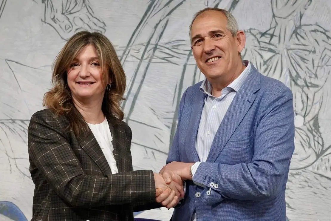 El presidente de Servicios Funerarios de Le&oacute;n Serfunle, Vicente Canuria, y la rectora de la Universidad de Le&oacute;n, Nuria Gonz&aacute;lez, firman un convenio de colaboraci&oacute;n