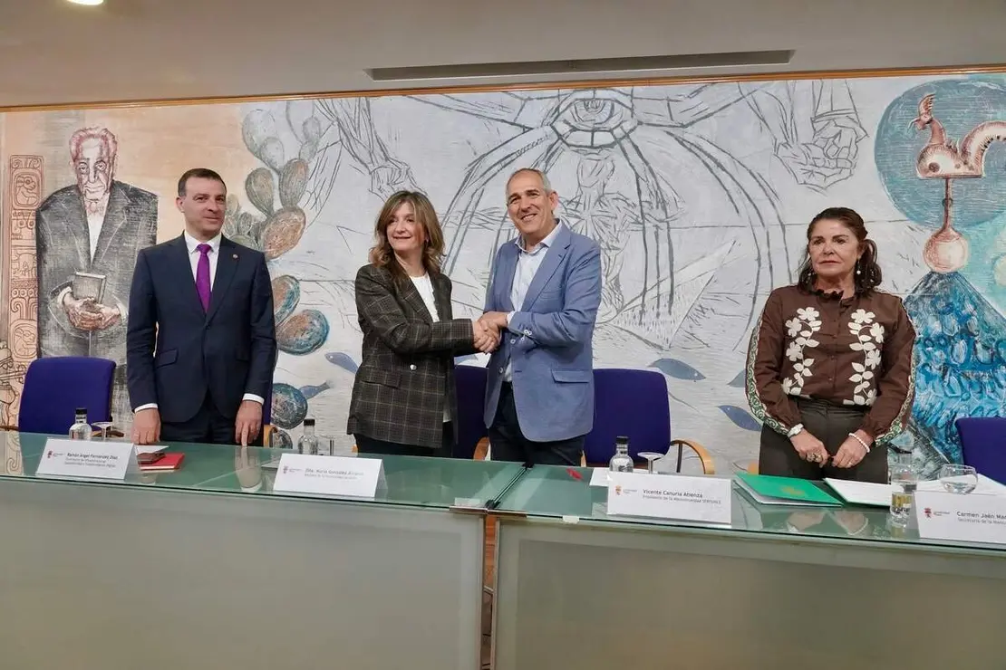 El presidente de Servicios Funerarios de Le&oacute;n Serfunle, Vicente Canuria, y la rectora de la Universidad de Le&oacute;n, Nuria Gonz&aacute;lez, firman un convenio de colaboraci&oacute;n