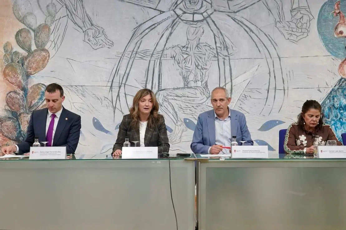 El presidente de Servicios Funerarios de Le&oacute;n Serfunle, Vicente Canuria, y la rectora de la Universidad de Le&oacute;n, Nuria Gonz&aacute;lez, firman un convenio de colaboraci&oacute;n