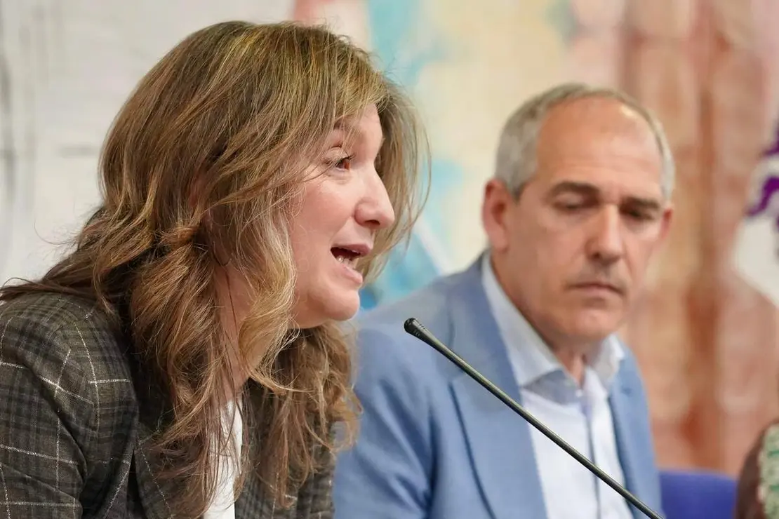 El presidente de Servicios Funerarios de Le&oacute;n Serfunle, Vicente Canuria, y la rectora de la Universidad de Le&oacute;n, Nuria Gonz&aacute;lez, firman un convenio de colaboraci&oacute;n