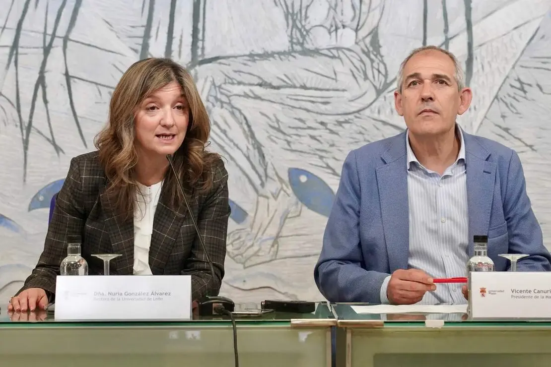 El presidente de Servicios Funerarios de Le&oacute;n Serfunle, Vicente Canuria, y la rectora de la Universidad de Le&oacute;n, Nuria Gonz&aacute;lez, firman un convenio de colaboraci&oacute;n