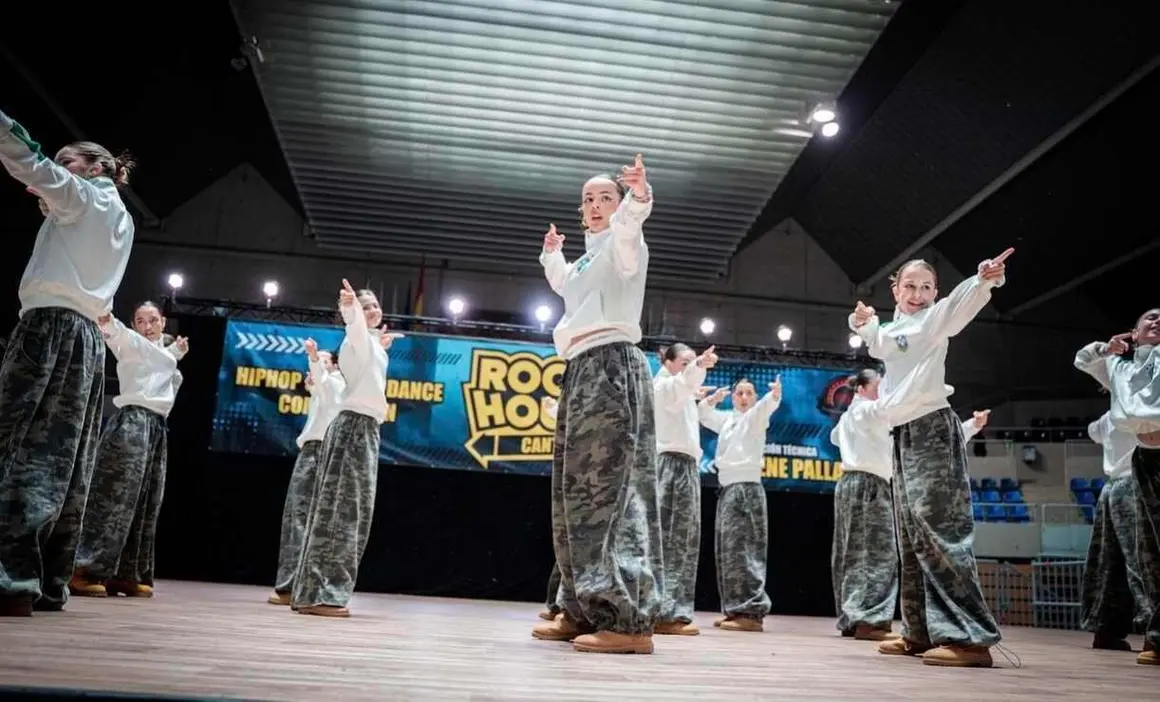 La escuela Infinity Dance Studio ha vuelto a destacar en el panorama nacional este s&aacute;bado 11 de abril durante su participaci&oacute;n en el campeonato Move It, celebrado en Vigo. Los grupos dirigidos por Sofi Pulgar y Cris Sanabria firmaron una actuaci&oacute;n sobresaliente que refuerza el gran momento que atraviesa la escuela leonesa en el inicio de temporada.