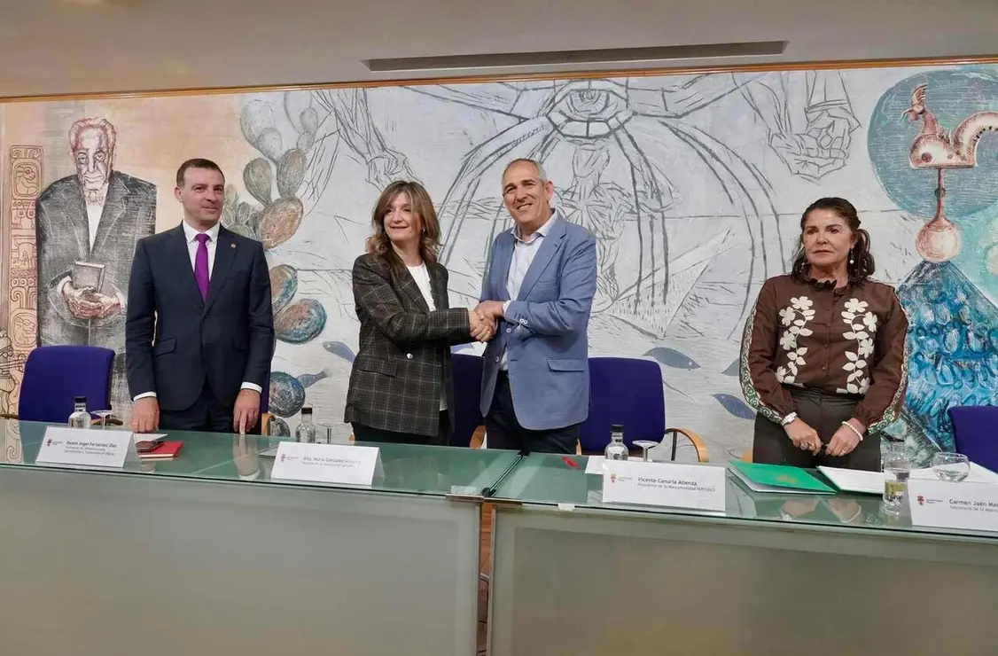 El presidente de Servicios Funerarios de Le&oacute;n Serfunle, Vicente Canuria, y la rectora de la Universidad de Le&oacute;n, Nuria Gonz&aacute;lez, firman un convenio de colaboraci&oacute;n