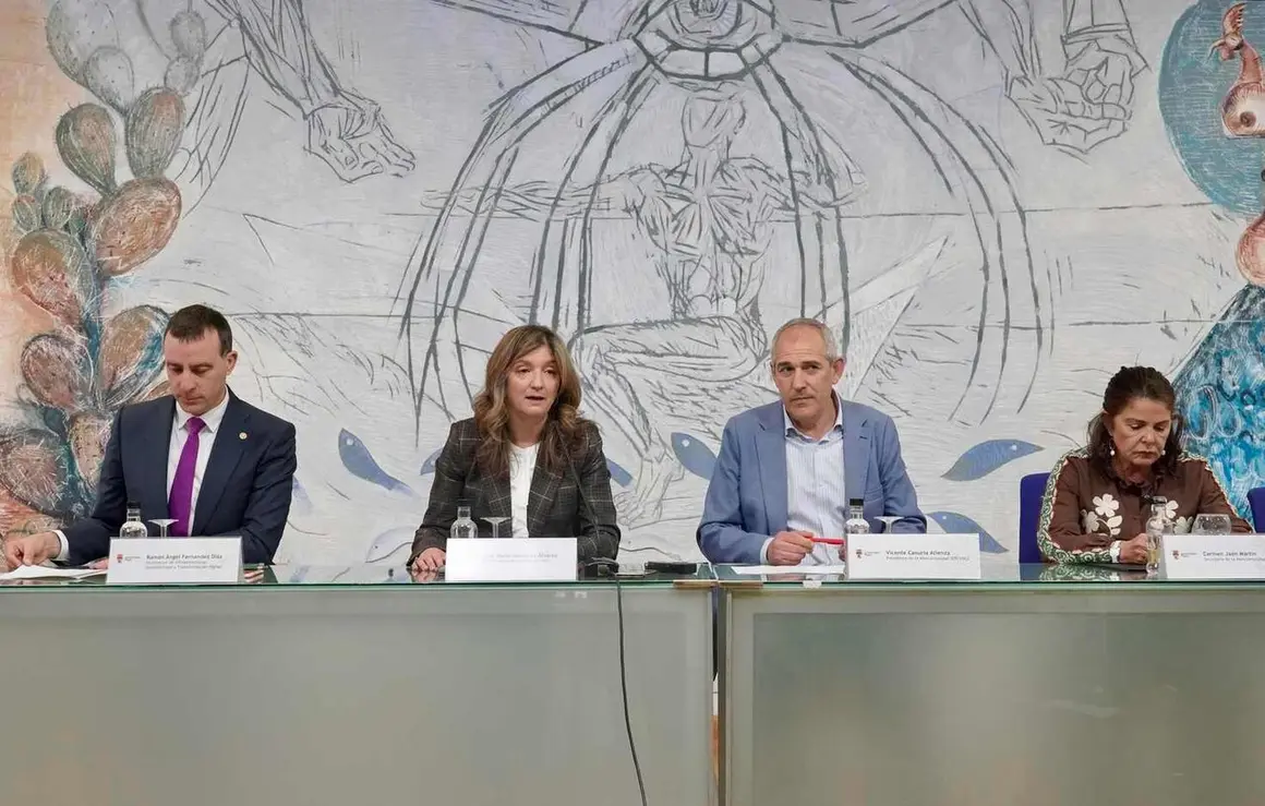 El presidente de Servicios Funerarios de Le&oacute;n Serfunle, Vicente Canuria, y la rectora de la Universidad de Le&oacute;n, Nuria Gonz&aacute;lez, firman un convenio de colaboraci&oacute;n