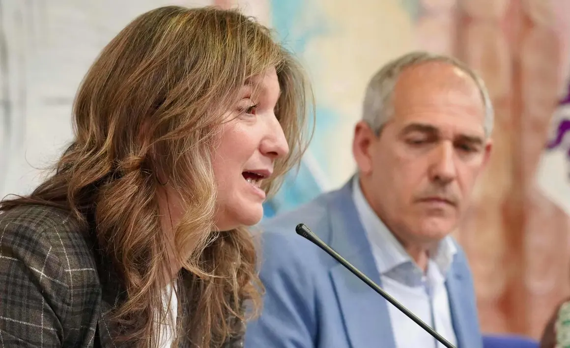 El presidente de Servicios Funerarios de Le&oacute;n Serfunle, Vicente Canuria, y la rectora de la Universidad de Le&oacute;n, Nuria Gonz&aacute;lez, firman un convenio de colaboraci&oacute;n