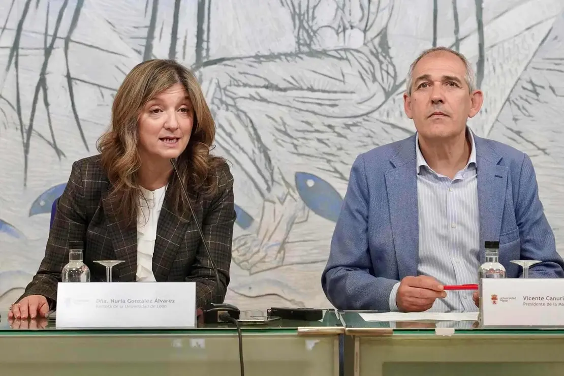 El presidente de Servicios Funerarios de Le&oacute;n Serfunle, Vicente Canuria, y la rectora de la Universidad de Le&oacute;n, Nuria Gonz&aacute;lez, firman un convenio de colaboraci&oacute;n