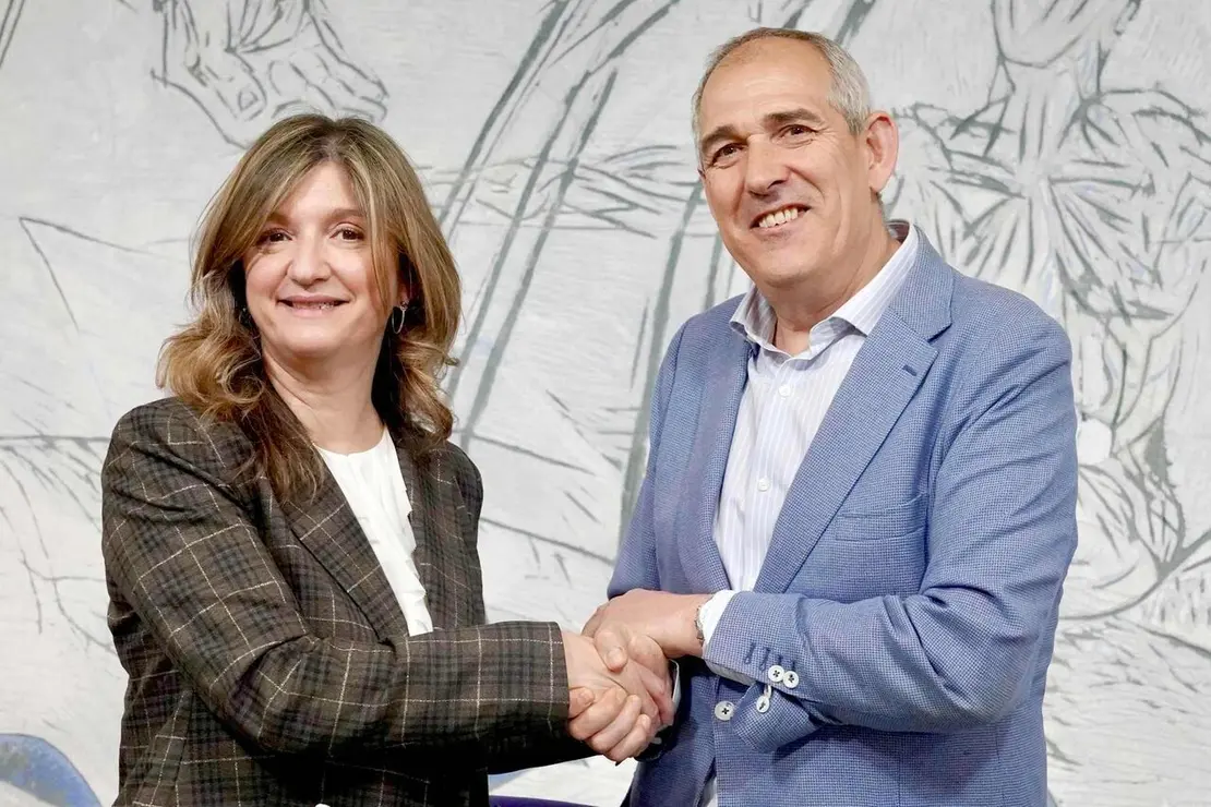 El presidente de Servicios Funerarios de Le&oacute;n Serfunle, Vicente Canuria, y la rectora de la Universidad de Le&oacute;n, Nuria Gonz&aacute;lez, firman un convenio de colaboraci&oacute;n. Foto: Campillo