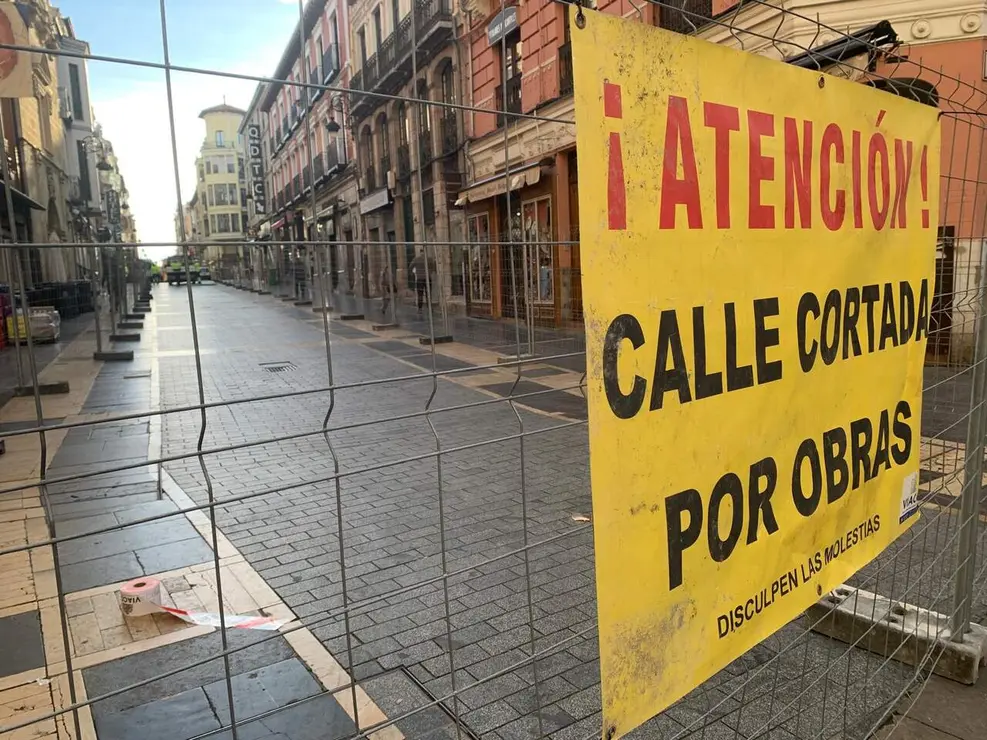 Siguen avanzando las obras de remodelaci&oacute;n de la calle ancha y su entorno. Este martes las vallas de obra han llegado hasta el cruce con la calle Cervantes, cerrando el tramo que va desde la confluencia con la calle Cid. Al tiempo, los trabajos prosiguen en la plaza de Botines. Fotos: A.F.R.