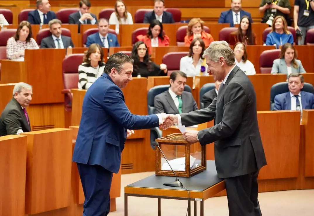 Luis Mariano Santos (UPL) durante la votaci&oacute;n a la presidencia de las Cortes.