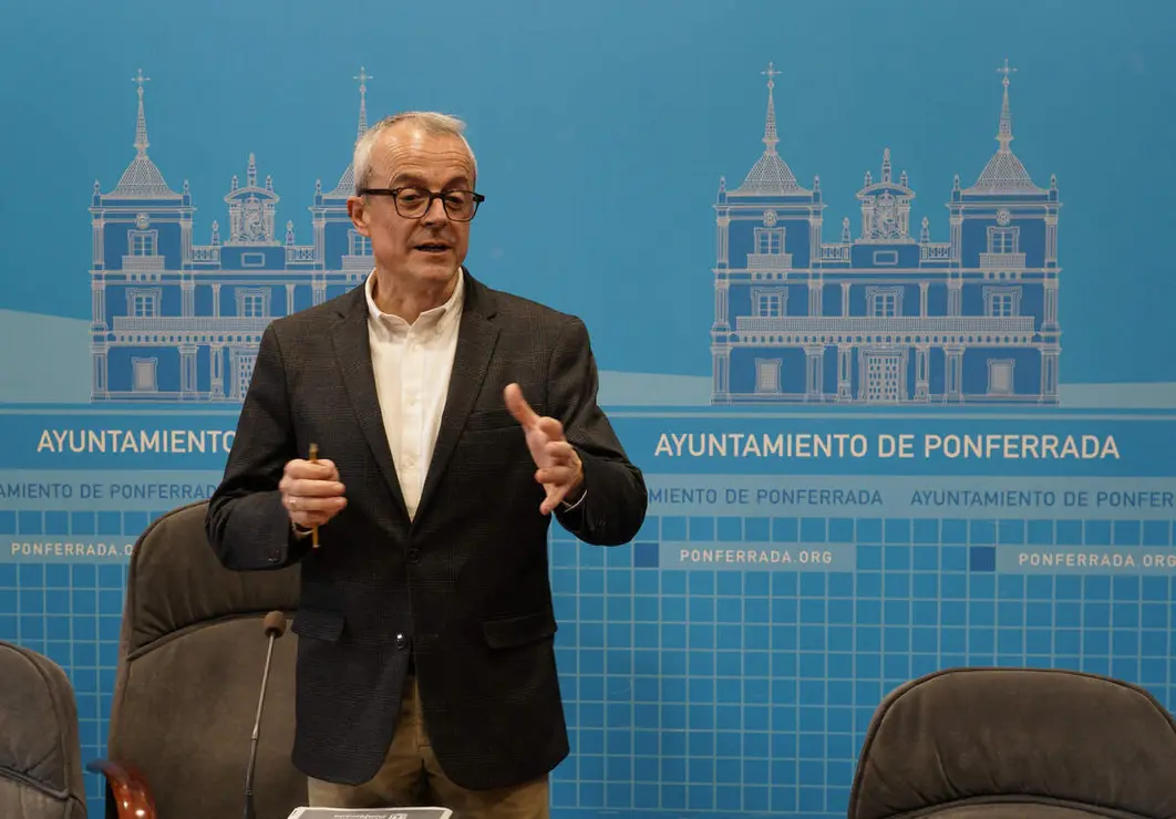 El concejal de Hacienda, R&eacute;gimen Interior y Contrataci&oacute;n, Luis Antonio Moreno, durante su comparecencia en rueda de prensa para hablar sobre el Plan de Igualdad