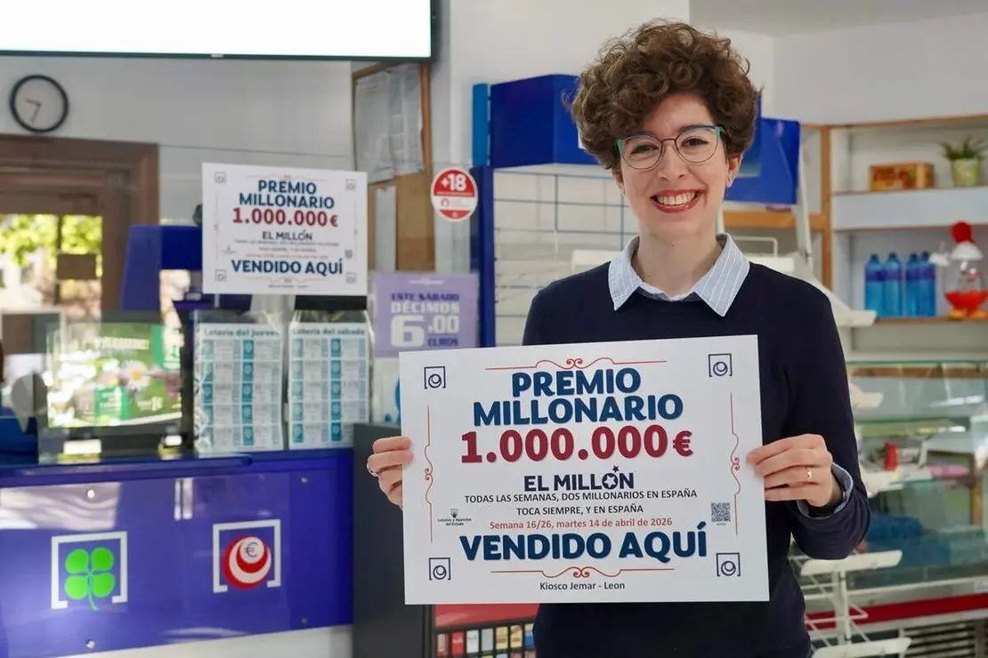 Un boleto validado en Le&oacute;n, agraciado con el premio de &lsquo;El Mill&oacute;n&rsquo; en el sorteo del Euromillones en la administraci&oacute;n de loter&iacute;as de la calle Jos&eacute; Aguado. En la imagen, la propietaria del establecimiento, Ana Ol&aacute;iz