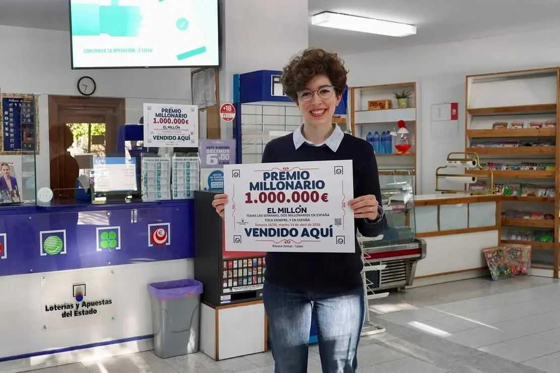 Un boleto validado en Le&oacute;n, agraciado con el premio de &lsquo;El Mill&oacute;n&rsquo; en el sorteo del Euromillones en la administraci&oacute;n de loter&iacute;as de la calle Jos&eacute; Aguado. En la imagen, la propietaria del establecimiento, Ana Ol&aacute;iz