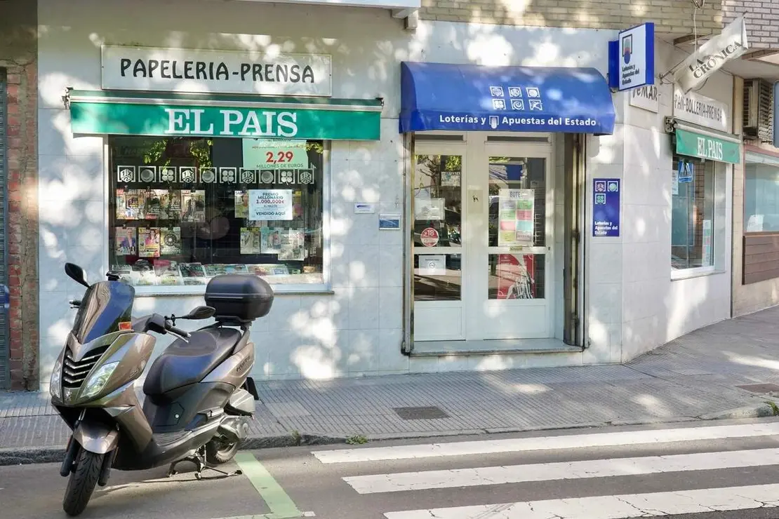 Un boleto validado en Le&oacute;n, agraciado con el premio de &lsquo;El Mill&oacute;n&rsquo; en el sorteo del Euromillones en la administraci&oacute;n de loter&iacute;as de la calle Jos&eacute; Aguado. En la imagen, la propietaria del establecimiento, Ana Ol&aacute;iz