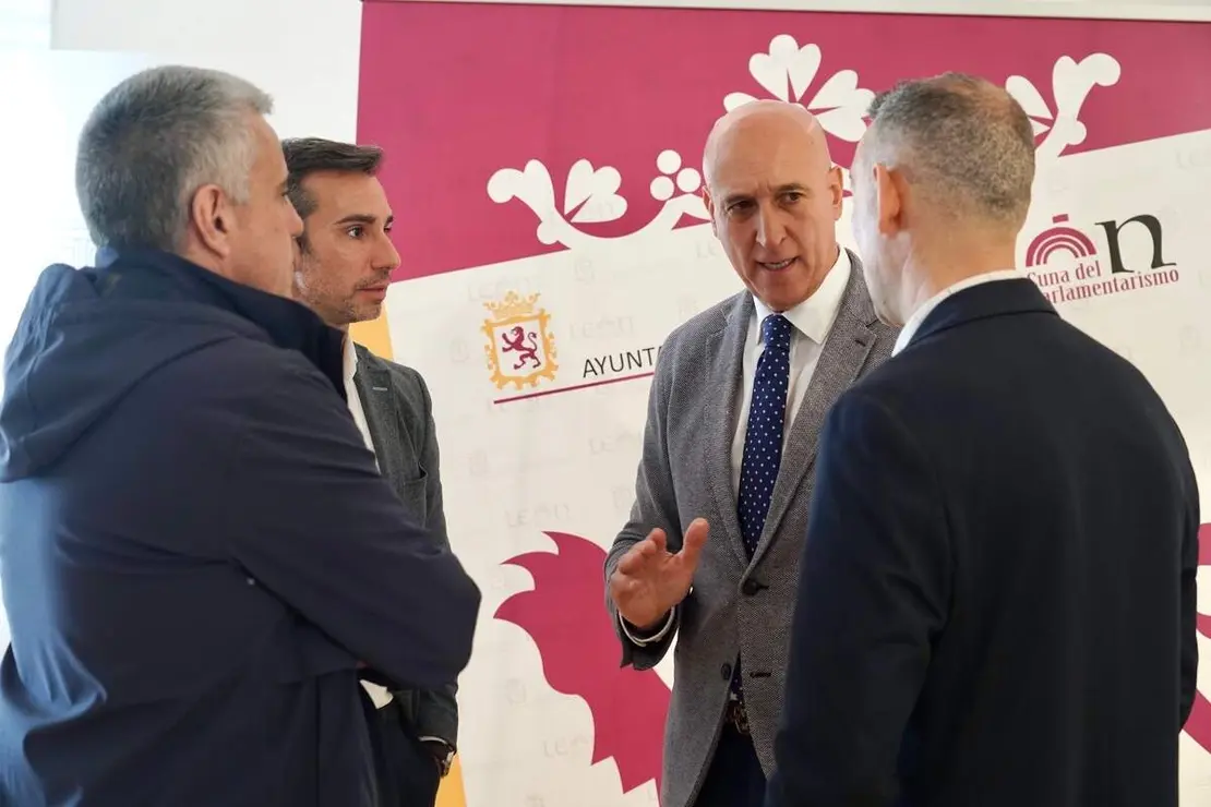 El alcalde de Le&oacute;n, Jos&eacute; Antonio Diez, informa sobre proyectos de eficiencia energ&eacute;tica en la ciudad, junto al t&eacute;cnico municipal Jes&uacute;s Garc&iacute;a Fl&oacute;rez, Mart&iacute;n Zaldo Saiz, de Norsol, y Alfonso Escuredo, de KSTAR