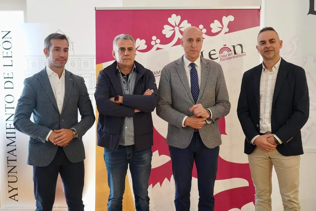 El alcalde de Le&oacute;n, Jos&eacute; Antonio Diez, informa sobre proyectos de eficiencia energ&eacute;tica en la ciudad, junto al t&eacute;cnico municipal Jes&uacute;s Garc&iacute;a Fl&oacute;rez, Mart&iacute;n Zaldo Saiz, de Norsol, y Alfonso Escuredo, de KSTAR