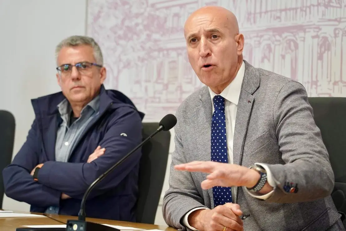 El alcalde de Le&oacute;n, Jos&eacute; Antonio Diez, informa sobre proyectos de eficiencia energ&eacute;tica en la ciudad, junto al t&eacute;cnico municipal Jes&uacute;s Garc&iacute;a Fl&oacute;rez, Mart&iacute;n Zaldo Saiz, de Norsol, y Alfonso Escuredo, de KSTAR