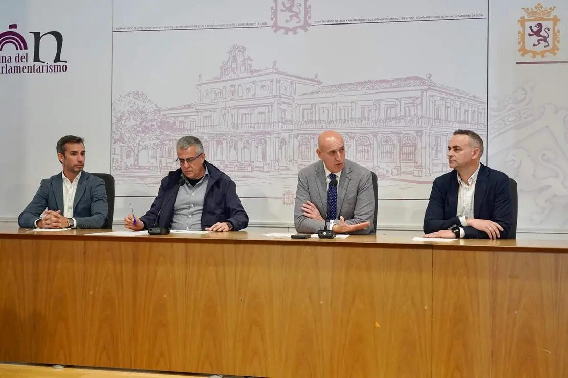 El alcalde de Le&oacute;n, Jos&eacute; Antonio Diez, informa sobre proyectos de eficiencia energ&eacute;tica en la ciudad, junto al t&eacute;cnico municipal Jes&uacute;s Garc&iacute;a Fl&oacute;rez, Mart&iacute;n Zaldo Saiz, de Norsol, y Alfonso Escuredo, de KSTAR