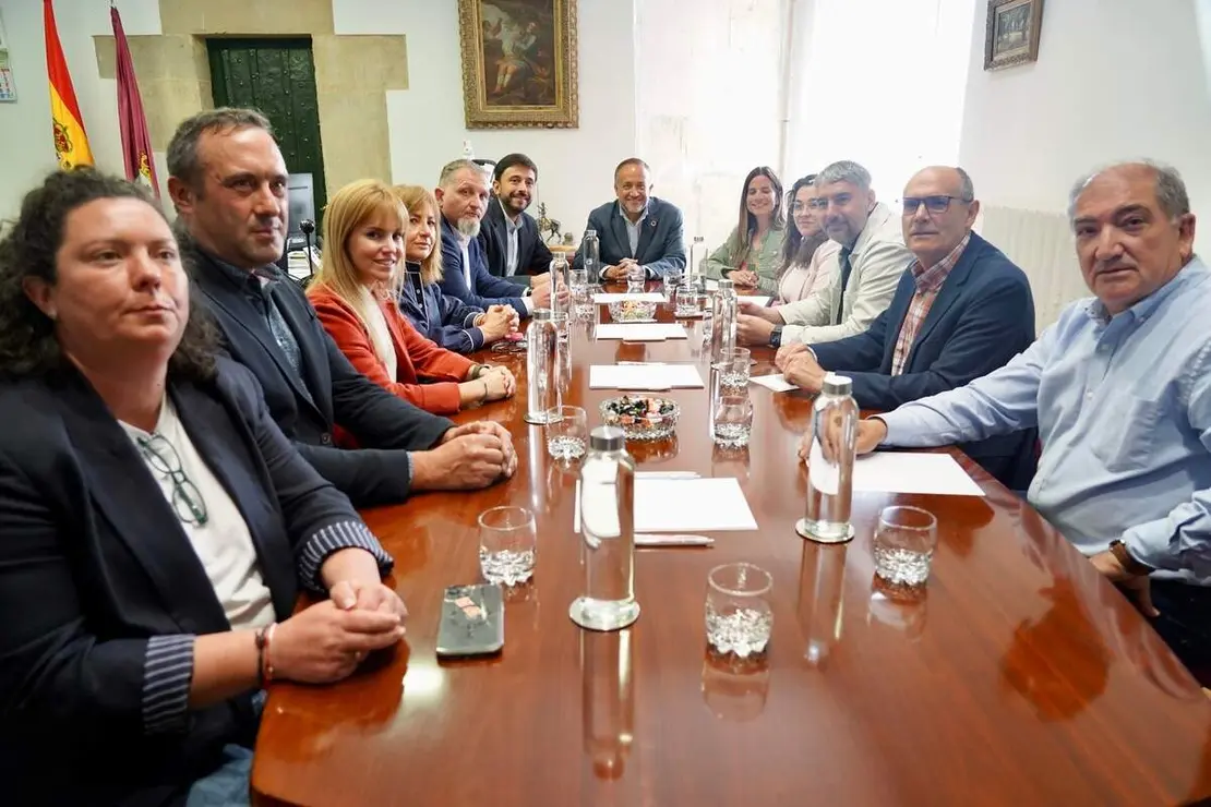 El secretario de Pol&iacute;tica Municipal del PSOE de Castilla y Le&oacute;n, Fran D&iacute;az, y el presidente de la Diputaci&oacute;n de Le&oacute;n, Gerardo &Aacute;lvarez Courel, mantienen un encuentro de trabajo con el Grupo Socialista. La vicesecretaria general del PSOECyL y vicepresidenta segunda de las Cortes, Nuria Rubio, tambi&eacute;n asiste al encuentro