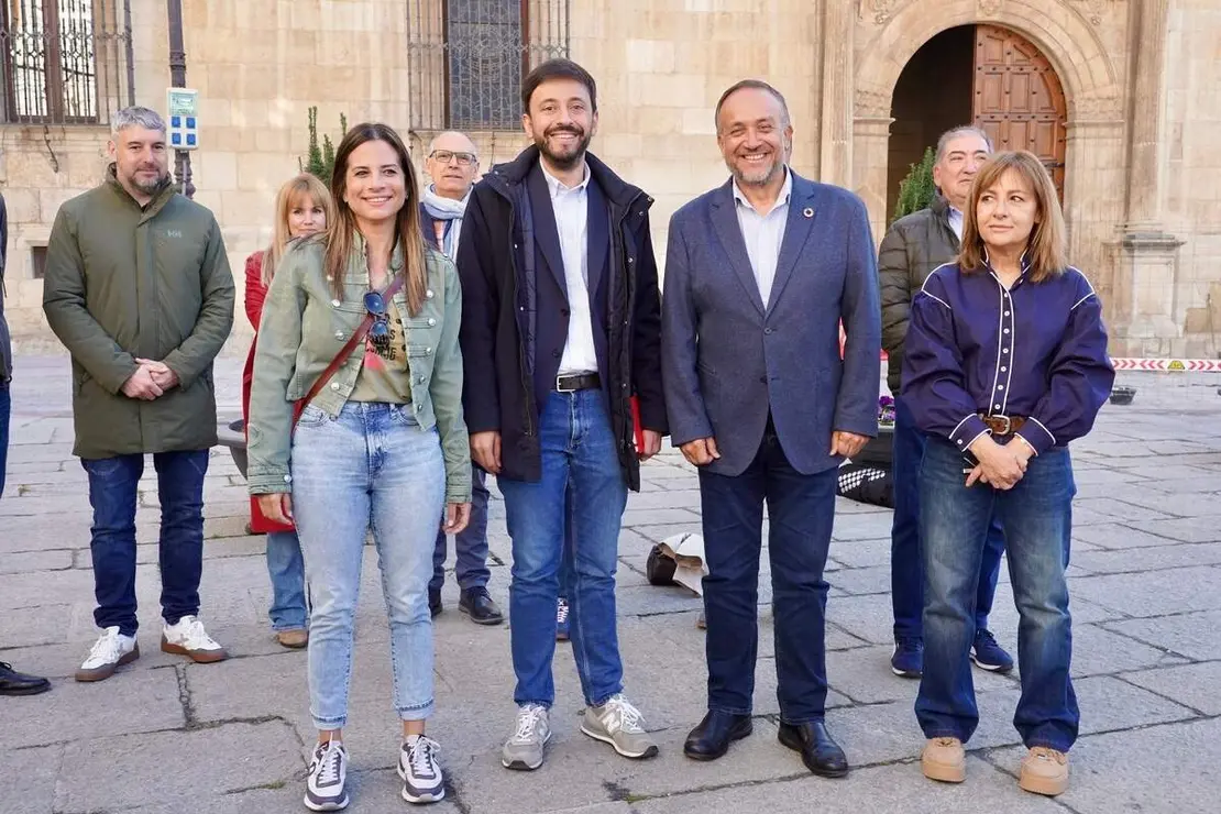 El secretario de Pol&iacute;tica Municipal del PSOE de Castilla y Le&oacute;n, Fran D&iacute;az, y el presidente de la Diputaci&oacute;n de Le&oacute;n, Gerardo &Aacute;lvarez Courel, mantienen un encuentro de trabajo con el Grupo Socialista. La vicesecretaria general del PSOECyL y vicepresidenta segunda de las Cortes, Nuria Rubio, tambi&eacute;n asiste al encuentro
