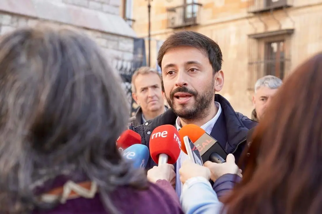 El secretario de Pol&iacute;tica Municipal del PSOE de Castilla y Le&oacute;n, Fran D&iacute;az, y el presidente de la Diputaci&oacute;n de Le&oacute;n, Gerardo &Aacute;lvarez Courel, mantienen un encuentro de trabajo con el Grupo Socialista. La vicesecretaria general del PSOECyL y vicepresidenta segunda de las Cortes, Nuria Rubio, tambi&eacute;n asiste al encuentro