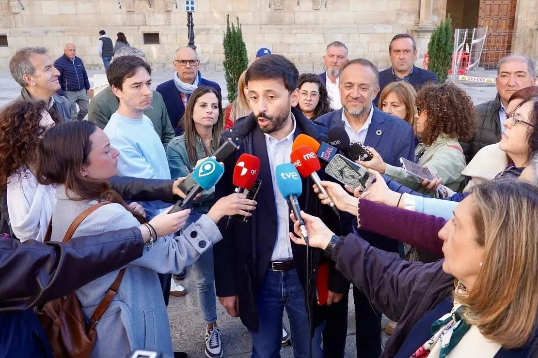 El secretario de Pol&iacute;tica Municipal del PSOE de Castilla y Le&oacute;n, Fran D&iacute;az, y el presidente de la Diputaci&oacute;n de Le&oacute;n, Gerardo &Aacute;lvarez Courel, mantienen un encuentro de trabajo con el Grupo Socialista. La vicesecretaria general del PSOECyL y vicepresidenta segunda de las Cortes, Nuria Rubio, tambi&eacute;n asiste al encuentro