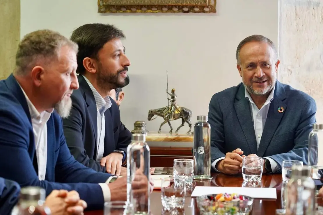 El secretario de Pol&iacute;tica Municipal del PSOE de Castilla y Le&oacute;n, Fran D&iacute;az, y el presidente de la Diputaci&oacute;n de Le&oacute;n, Gerardo &Aacute;lvarez Courel, mantienen un encuentro de trabajo con el Grupo Socialista. La vicesecretaria general del PSOECyL y vicepresidenta segunda de las Cortes, Nuria Rubio, tambi&eacute;n asiste al encuentro