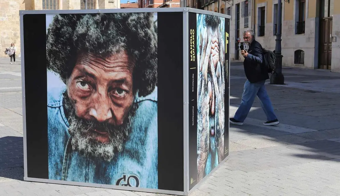 Inauguraci&oacute;n del VI Festival Internacional de Fotograf&iacute;a de Castilla y Le&oacute;n. Asisten la directora general de Pol&iacute;ticas Culturales en funciones, Inmaculada Mart&iacute;nez; y el concejal de Identidad Cultural, Turismo y Fiestas, Francisco Fern&aacute;ndez