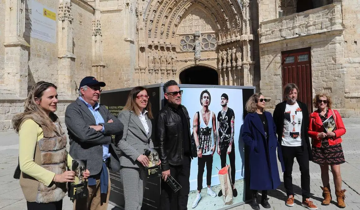 Inauguraci&oacute;n del VI Festival Internacional de Fotograf&iacute;a de Castilla y Le&oacute;n. Asisten la directora general de Pol&iacute;ticas Culturales en funciones, Inmaculada Mart&iacute;nez; y el concejal de Identidad Cultural, Turismo y Fiestas, Francisco Fern&aacute;ndez