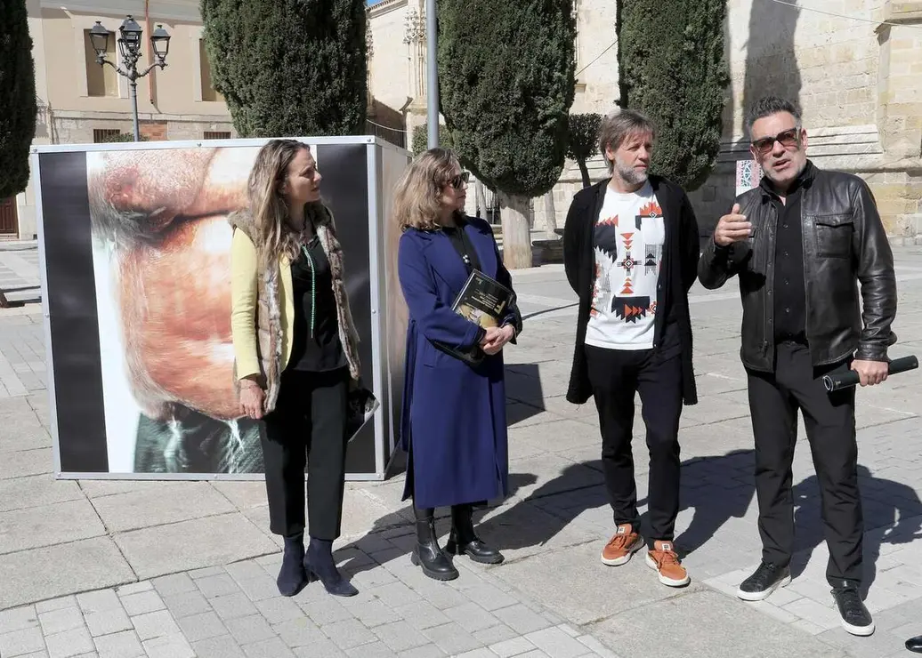 Inauguraci&oacute;n del VI Festival Internacional de Fotograf&iacute;a de Castilla y Le&oacute;n. Asisten la directora general de Pol&iacute;ticas Culturales en funciones, Inmaculada Mart&iacute;nez; y el concejal de Identidad Cultural, Turismo y Fiestas, Francisco Fern&aacute;ndez