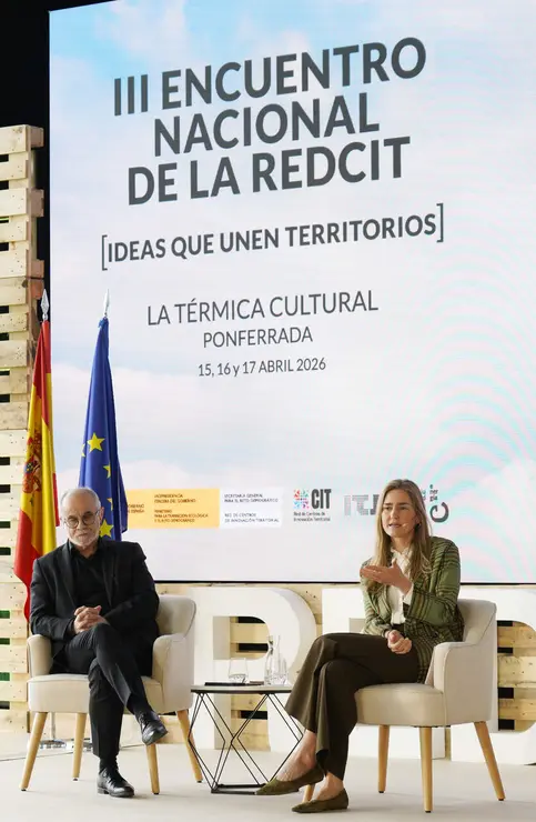 La vicepresidenta tercera del Gobierno y ministra de Transici&oacute;n Ecol&oacute;gica y Reto Demogr&aacute;fico, Sara Aagesen, junto al director cient&iacute;fico de la c&aacute;tedra &lsquo;Emprendimiento-Territorio-Innovaci&oacute;n&rsquo;, e ide&oacute;logo del concepto &lsquo;Ciudad de los 15 minutos / Territorio de la media hora&rsquo;, Carlos Moreno, durante el Encuentro Nacional de la Red de Centros de Innovaci&oacute;n Territorial que se celebra en Ponferrada