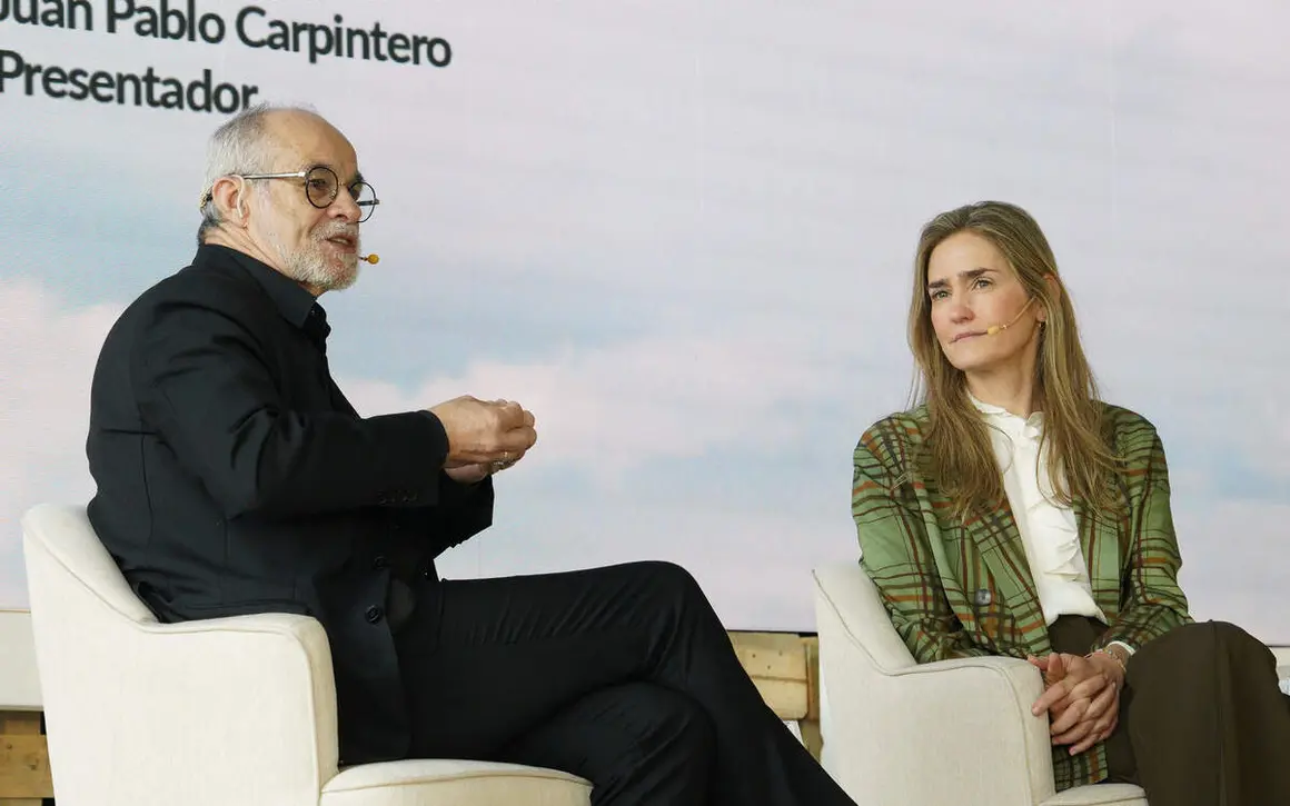 La vicepresidenta tercera del Gobierno y ministra de Transici&oacute;n Ecol&oacute;gica y Reto Demogr&aacute;fico, Sara Aagesen, junto al director cient&iacute;fico de la c&aacute;tedra &lsquo;Emprendimiento-Territorio-Innovaci&oacute;n&rsquo;, e ide&oacute;logo del concepto &lsquo;Ciudad de los 15 minutos / Territorio de la media hora&rsquo;, Carlos Moreno, durante el Encuentro Nacional de la Red de Centros de Innovaci&oacute;n Territorial que se celebra en Ponferrada