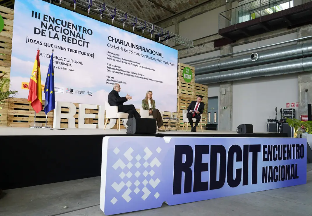 La vicepresidenta tercera del Gobierno y ministra de Transici&oacute;n Ecol&oacute;gica y Reto Demogr&aacute;fico, Sara Aagesen, junto al director cient&iacute;fico de la c&aacute;tedra &lsquo;Emprendimiento-Territorio-Innovaci&oacute;n&rsquo;, e ide&oacute;logo del concepto &lsquo;Ciudad de los 15 minutos / Territorio de la media hora&rsquo;, Carlos Moreno, durante el Encuentro Nacional de la Red de Centros de Innovaci&oacute;n Territorial que se celebra en Ponferrada