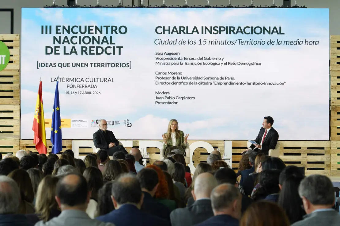 La vicepresidenta tercera del Gobierno y ministra de Transici&oacute;n Ecol&oacute;gica y Reto Demogr&aacute;fico, Sara Aagesen, junto al director cient&iacute;fico de la c&aacute;tedra &lsquo;Emprendimiento-Territorio-Innovaci&oacute;n&rsquo;, e ide&oacute;logo del concepto &lsquo;Ciudad de los 15 minutos / Territorio de la media hora&rsquo;, Carlos Moreno, durante el Encuentro Nacional de la Red de Centros de Innovaci&oacute;n Territorial que se celebra en Ponferrada