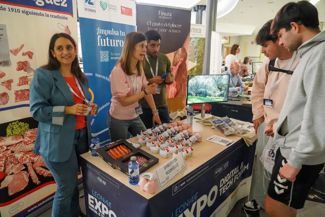Acto de inauguraci&oacute;n de la V Expo Le&oacute;ni4 &lsquo;Digital &amp; Tech Forum&rsquo;, en el que participan la rectora de la Universidad de Le&oacute;n, Nuria Gonz&aacute;lez, el presidente de la Federaci&oacute;n Leonesa de Empresarios, Juan Mar&iacute;a Vallejo, el director de la Escuela de Ingenier&iacute;as, Joaqu&iacute;n Barreiro, y el presidente de Le&oacute;ni4, &Oacute;scar Rodriguez Ord&aacute;s, entre otros