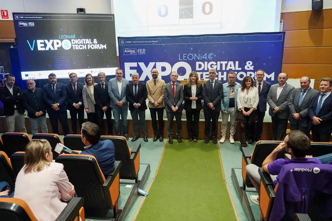 Acto de inauguraci&oacute;n de la V Expo Le&oacute;ni4 &lsquo;Digital &amp; Tech Forum&rsquo;, en el que participan la rectora de la Universidad de Le&oacute;n, Nuria Gonz&aacute;lez, el presidente de la Federaci&oacute;n Leonesa de Empresarios, Juan Mar&iacute;a Vallejo, el director de la Escuela de Ingenier&iacute;as, Joaqu&iacute;n Barreiro, y el presidente de Le&oacute;ni4, &Oacute;scar Rodriguez Ord&aacute;s, entre otros