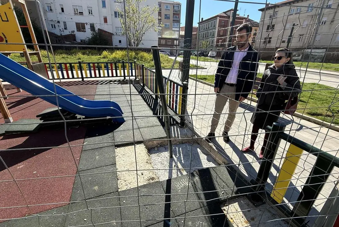El PP denuncia abandono en Feve y bloqueo del tren al centro. El portavoz popular en el Ayuntamiento de Le&oacute;n, David Fern&aacute;ndez, critica la gesti&oacute;n del PSOE y el estado del entorno de la estaci&oacute;n de Padre Isla.